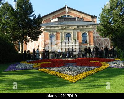 Deutschland, Bayern, Bayreuth: Das Festivaltheater auf dem Grünen Hügel während der Aufführung einer Oper von Richard Wagner. Stockfoto