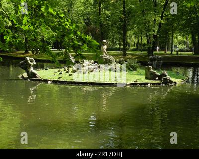 Deutschland, Bayern, Bayreuth: Statue auf einer Insel im See inmitten des Grüns des Hofgartens. Stockfoto