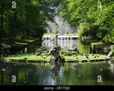 Deutschland, Bayern, Bayreuth: Statue auf einer Insel im Pool inmitten des Grüns des Hofgartens. Stockfoto