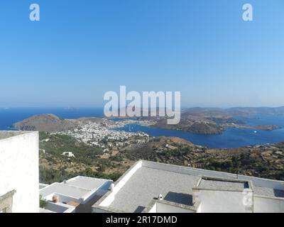 Griechenland, Insel Patmos: Panoramablick auf Skala und Isthmus vom Kloster St. John, der Theologe. Stockfoto