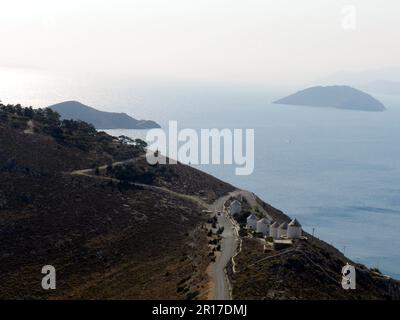 Griechenland, Insel Leros: Erhaltene Windmühlen auf dem Pandeli Ridge. Stockfoto