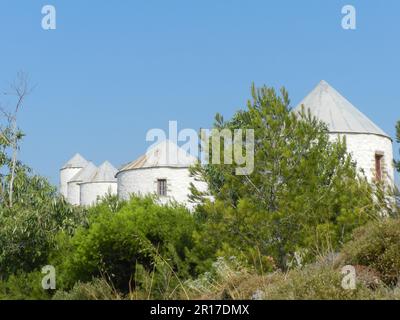 Griechenland, Insel Leros: Erhaltene Windmühlen auf dem Pandeli Ridge. Stockfoto
