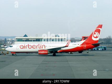 Deutschland, Oberbayern, Flughafen München: D-ABAQ. Boeing 737-86J/W von Air Berlin auf der 19.04.2011. Stockfoto