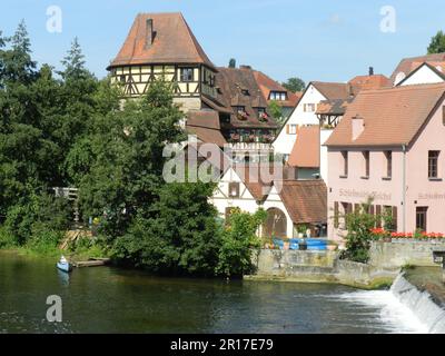 Deutschland, Bayern, Lauf an der Pegnitz: Blick auf die Stadt und den Judenturm vom Fluss Pegnitz, mit dem Wehr im Vordergrund. Stockfoto