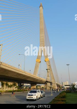 Thailand, Bangkok: Rama VIII-Hängebrücke über den Fluss Chao Phraya. Stockfoto