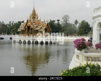 Thailand, Ayuthaya (ehemals königliche Hauptstadt 1350-1767): Aisawan-Dhipaya-Asana Pavillon in Bang Pa-in Palace Gardens. Stockfoto