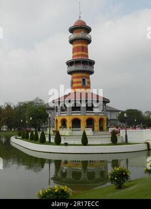 Thailand, Ayuthaya (ehemals königliche Hauptstadt 1350-1767): Ho Withun (Turm) in den Bang Pa-in Palace Gardens. Stockfoto