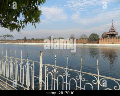 Myanmar, Mandalay: Schutzmauern und Graben, 3,2 x 3,2 Quadratkilometer, umgeben von Mandalay-Palast und Festung („Fort Dufferin“ unter britischer Besatzung Stockfoto