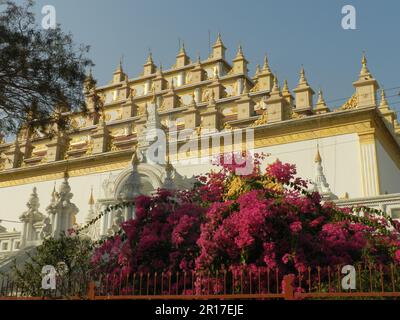Myanmar, Mandalay: Atumashi Kyaung (Kloster), 1857 unter König Mindon Min erbaut, wurde 1890 niedergebrannt. Es wurde in1996 mit einem Zwangslabor wieder aufgebaut Stockfoto