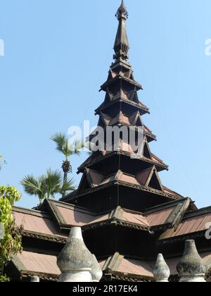 Myanmar, Mandalay, Inwa: Der pagodenartige Turm von Bagaya Kyaung (Kloster), 1834 vollständig aus Teak erbaut. Die königliche Familie war traditionell gut Stockfoto