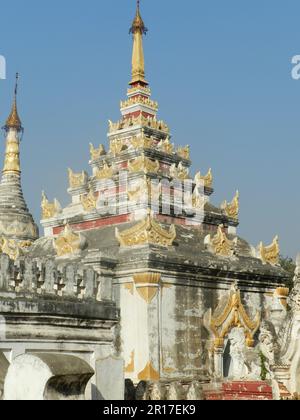 Myanmar, Mandalay, Inwa: Ein schöner terrassenförmiger Turm des Maha Aung Mye Bonzan Kyaung (Kloster), 1822 für Königin Meh Nu, Ehefrau von König Bagyidaw, erbaut. Stockfoto