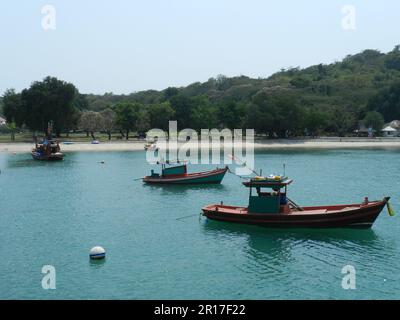 Thailand, Chonburi, Ko Si Chang Island: Fischerboote vor Anker in Ta Wang. Stockfoto