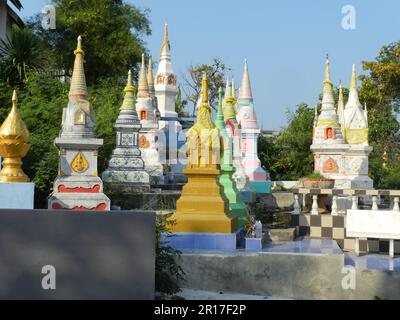 Thailand, Chonburi, Ko Si Chang: Farbenfrohe buddhistische Grabstätten. Stockfoto