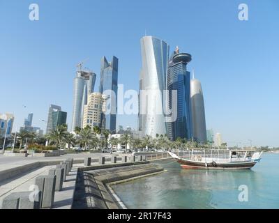 Katar, Doha: Neue Wolkenkratzer in West Bay - Twin Palm Towers, Al Bidda Tower, Katar World Trade Centre und Burj Katar, mit einer Dhow Fähre vor Anker Stockfoto