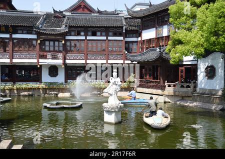 Volksrepublik China, Shanghai: Huxinting Teehaus im Yuyuan-Garten, ursprünglich 1577 angelegt. Stockfoto