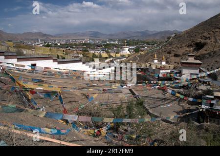 Volksrepublik China, Tibet, Shigatse, Tashilhunpo-Kloster: Blick von der Kora mit Gebetsflaggen. Stockfoto