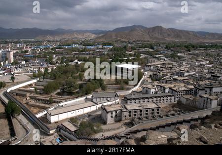 Volksrepublik China, Tibet, Shigatse, Tashilhunpo-Kloster: Blick auf die Klostergebäude und einen Teil der Stadt von der Kora. Stockfoto