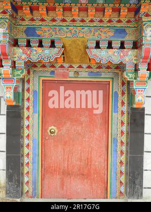 Tibet, Tsetang: Typisch farbenfrohe Tür zu einem tibetischen Haus in der Altstadt. Stockfoto