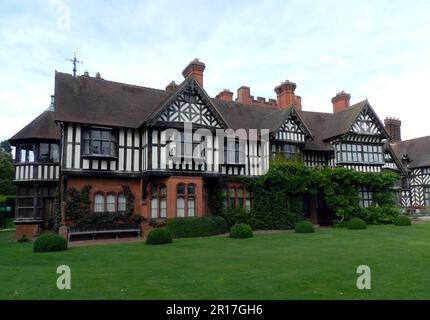 England, West Midlands: Wightwick Manor and Gardens (National Trust), ein Fachwerkhaus aus dem 19. Jahrhundert, ehemaliges Zuhause der Familie Mander. Stockfoto