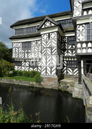 England, Cheshire, Congleton: Little Moreton Hall (National Trust), ein von Holz umrahmtes Herrenhaus aus dem 16. Jahrhundert. Stockfoto