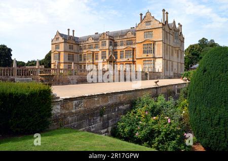 England, Somerset, Montacute House (National Trust), ehemaliger Wohnsitz der Familie Phelips: Ostfront mit ballustradierter Mauer des Osthofs. Stockfoto