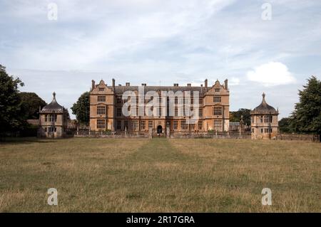 England, Somerset, Montacute House (National Trust), ehemaliger Wohnsitz der Familie Phelips: Ostfront mit zwei Gartenpavillons. Stockfoto