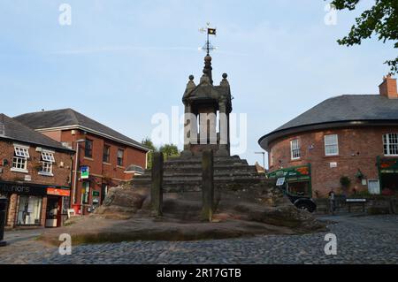 England, Cheshire, Lymm: Dorfkreuz und Aktien. Stockfoto