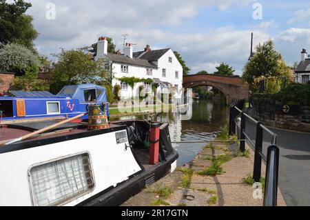 England, Cheshire, Lymm: Schmales Boot auf dem Bridgewater Kanal. Stockfoto