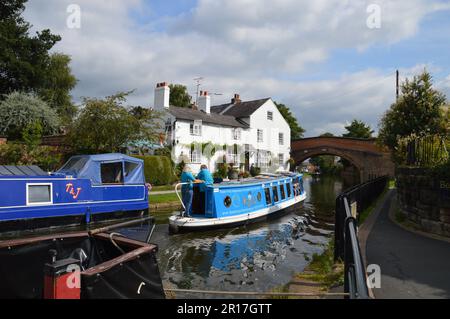 England, Cheshire, Lymm: Schmale Boote auf dem Bridgewater Canal. Stockfoto