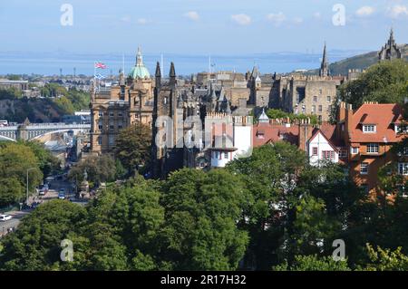 Schottland, Edinburgh: Blick vom Castle Hill, mit der grünen Kuppel des ehemaligen Hauptquartiers der Bank of Scotland. Stockfoto