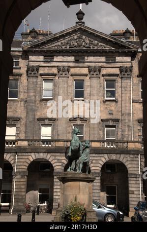 Schottland, Edinburgh: Statue von Alexander, die Bucephalus im Innenhof der neoklassizistischen Kammern der Stadt zurückhält. Stockfoto