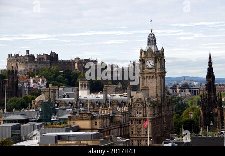 Schottland, Edinburgh: Blick von Calton Hill mit Schloss, Balmoral Hotel und Scott Monument. Stockfoto