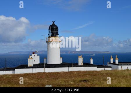 Schottland, Caithness, John O'Groats: Duncansby Head Lighthouse, mit den Orkney Isles in der Ferne. Stockfoto