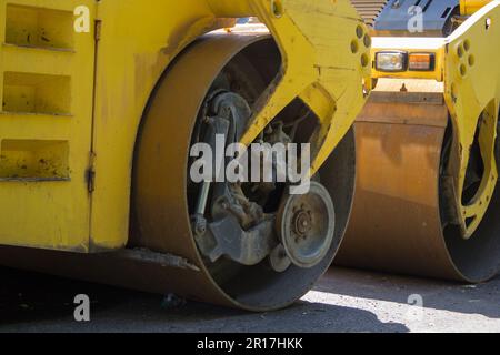 Auf Asphalt funktionieren große industrielle Straßenmaschinen nicht. Straßenwalzen Stockfoto