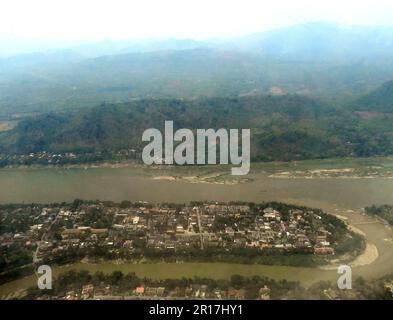 Laos, Luang Prabang: Die Altstadt auf einer Halbinsel zwischen Nam Khan und dem Mekong aus der Vogelperspektive. Stockfoto