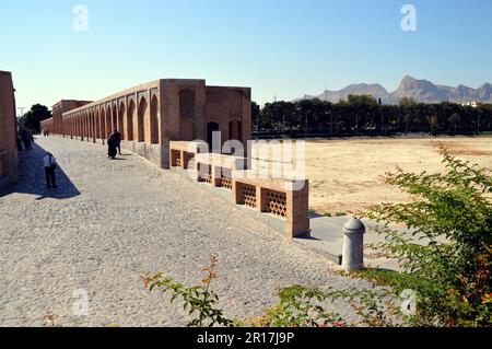 Iran, Isfahan: Pol-e Khaju (Khaju-Brücke) wurde unter Shah Abbas II. Im Jahr 1650 in der Safavid-Ära erbaut. Er ist 110 Meter lang und kann verwendet werden Stockfoto