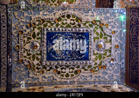 Iran, Qazvin: Imamzadeh-ye Hossein gedenkt einem Sohn des 8. Imam Reza, der 821 v. Chr. im Alter von zwei Jahren verstorben ist und hier begraben ist. Es stammt aus den 16. jahren ce Stockfoto