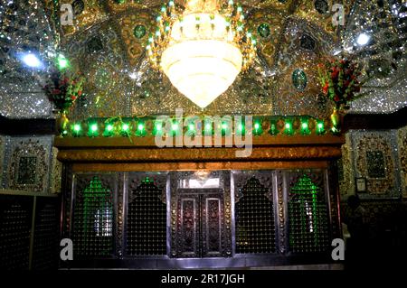 Iran, Qazvin: Imamzadeh-Ye Hossein gedenkt einem Sohn des 8. Imam Reza, der 821 v. Chr. im Alter von 2 Jahren verstarb und hier begraben ist. Es stammt von den 16. Cent Stockfoto