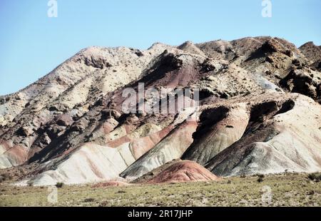 Iran: Bemerkenswerte Landschaft in der Region Kandovan in der Provinz Azarbaidschan zwischen Zanjan und Tabriz. Die Hügel sind durch ihren Mineralgehalt gefärbt. Stockfoto