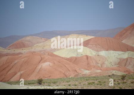 Iran: Bemerkenswerte Landschaft in der Region Kandovan in der Provinz Azarbaidschan zwischen Zanjan und Tabriz. Die Hügel sind durch ihren Mineralgehalt gefärbt. Stockfoto