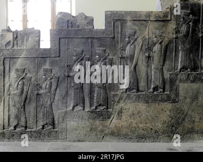 Iran, Teheran: bas-Relief der mit Speeren und Bogen bewaffneten persischen Soldaten aus Persepolis, im iranischen Nationalmuseum, Stockfoto