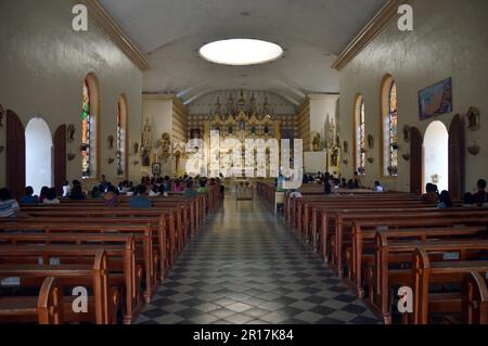 Die Philippinen, Samar Island, Calbayog: Blick auf das Innere der katholischen Kathedrale St. Peter und Paul. Stockfoto