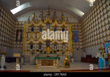 Die Philippinen, Samar Island, Calbayog: Der schöne Altarschirm in der katholischen Kathedrale St. Peter und Paul. Stockfoto