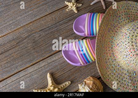 Stillleben am Strand auf Holzbrettern. Stockfoto