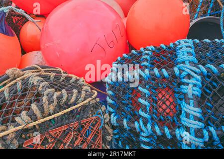 Fischmarkierungsbojen, Seile und Hummertöpfe an der Küste, neben dem Hafen von Teignmnouth, Devon, Großbritannien. Stockfoto