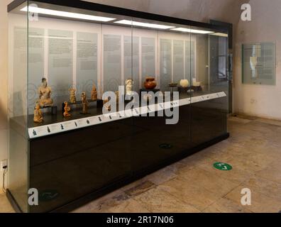 Schaukasten mit Figurenmodellen, archäologisches Museum der Maya, Fort San Jose, Campeche, Mexiko Stockfoto