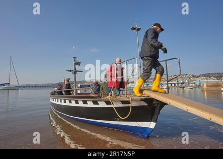 Passagiere, die von der Teign-Fähre (über die Teign-Mündung zwischen Shaldon und Teignmouth) in Teignmouth, Devon, Großbritannien aussteigen. Stockfoto