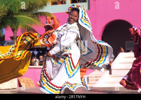 Farbenfrohe mexikanische Tänzer in Tracht in Costa Maya Mexiko durchführen Stockfoto