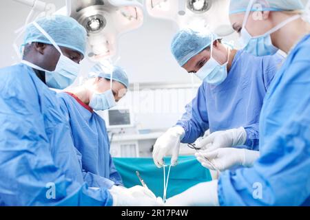 Ihr Leben in guten Händen zu halten. Seitenansicht eines chirurgischen Arztes. Stockfoto