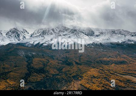 Herbstuntergang über der North Chuya Bergkette Stockfoto